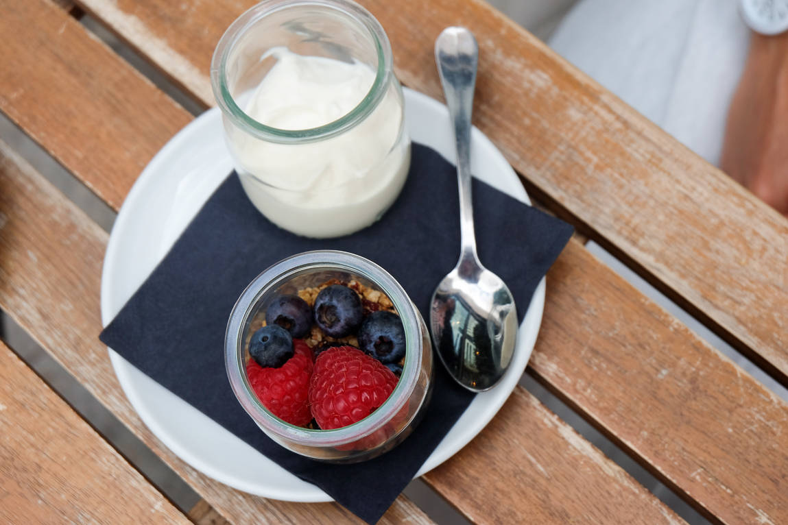 yoghurt and fruit 