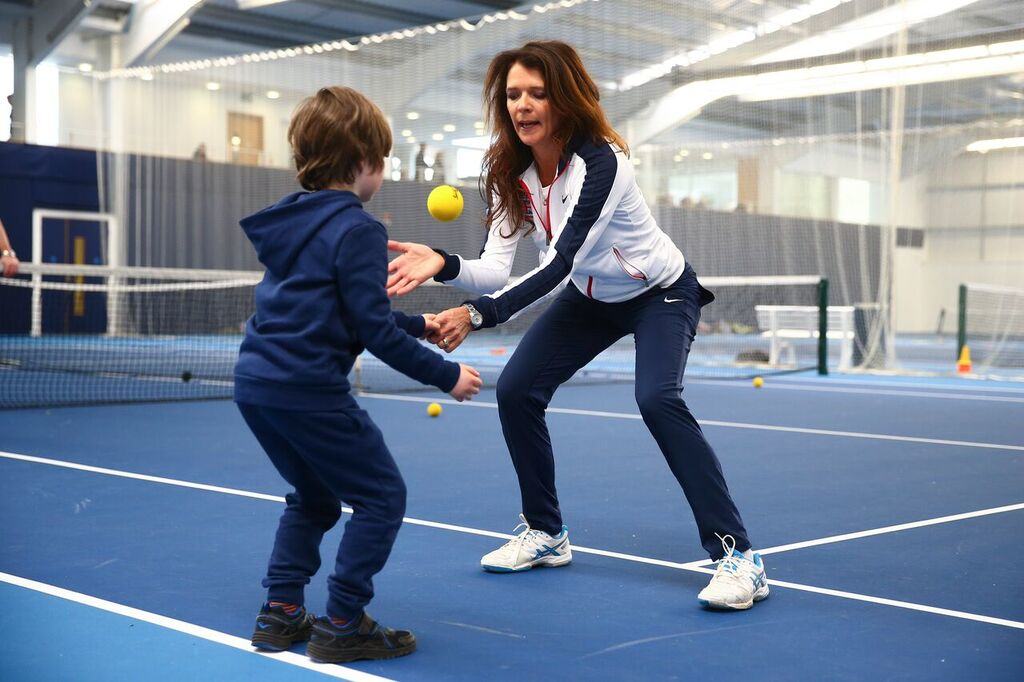 Teaching kids tennis