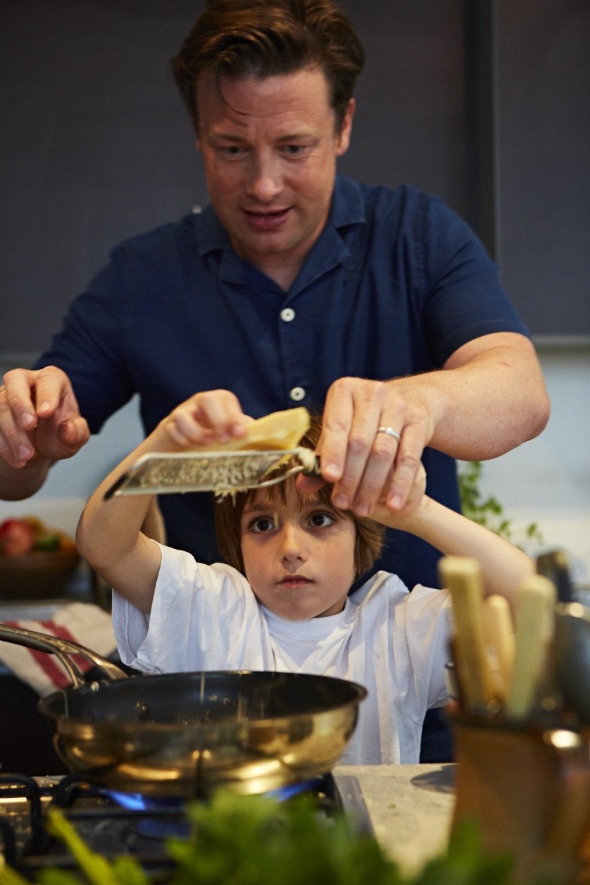 Jamie Oliver teaches kids to cook l Honest Mum