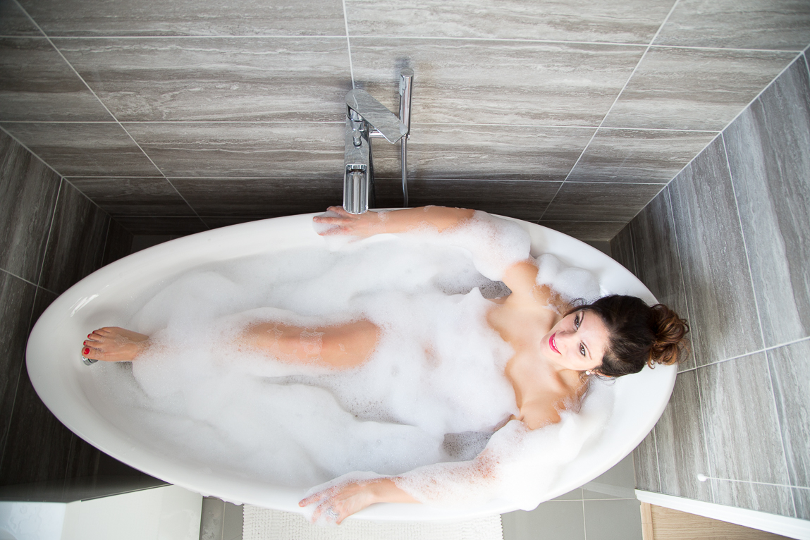 Honest Mum in a bubble bath