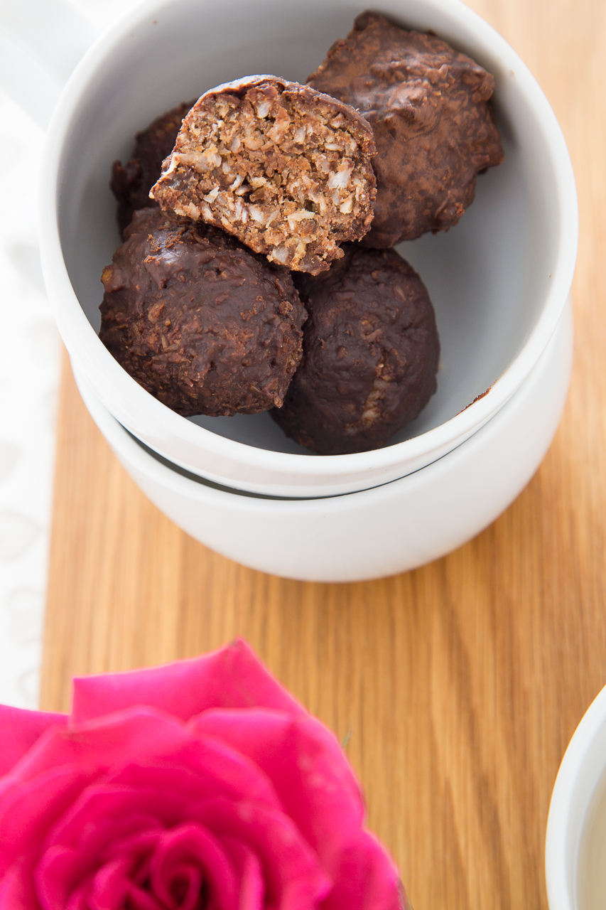 easy to make low carb, gluten-free oat and coconut chocolate bites
