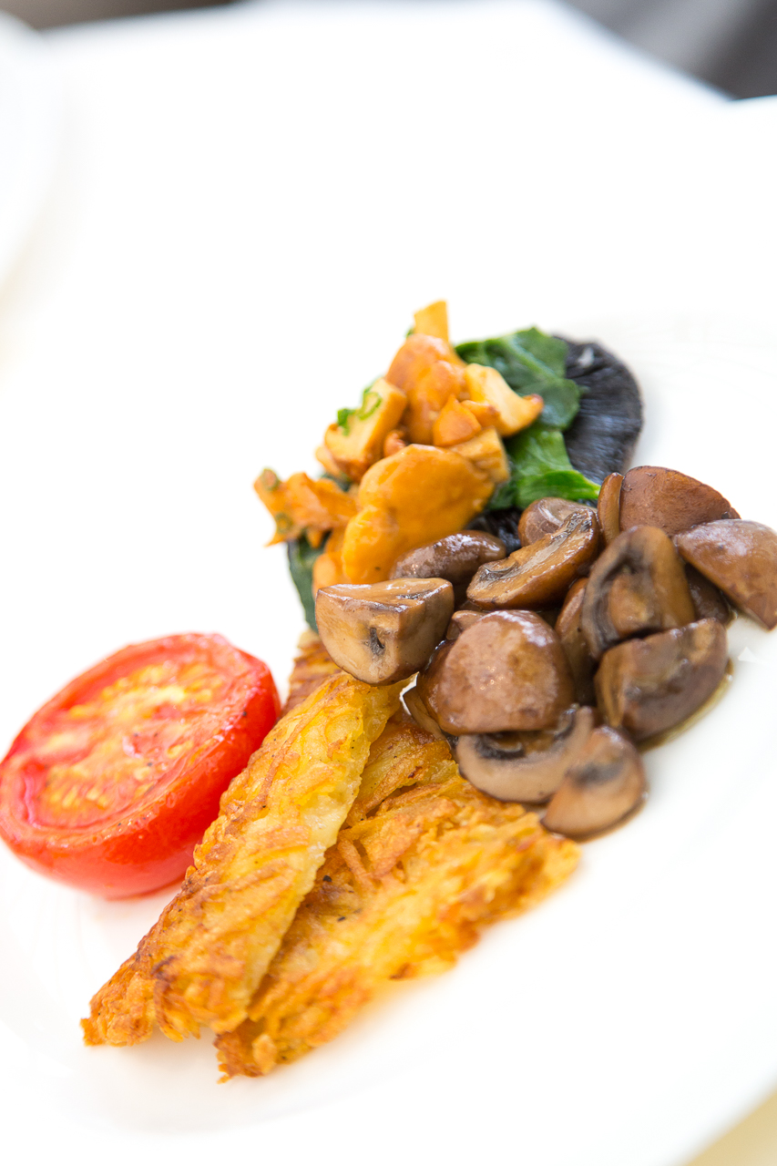 breakfast - hash browns, mushrooms, tomoato