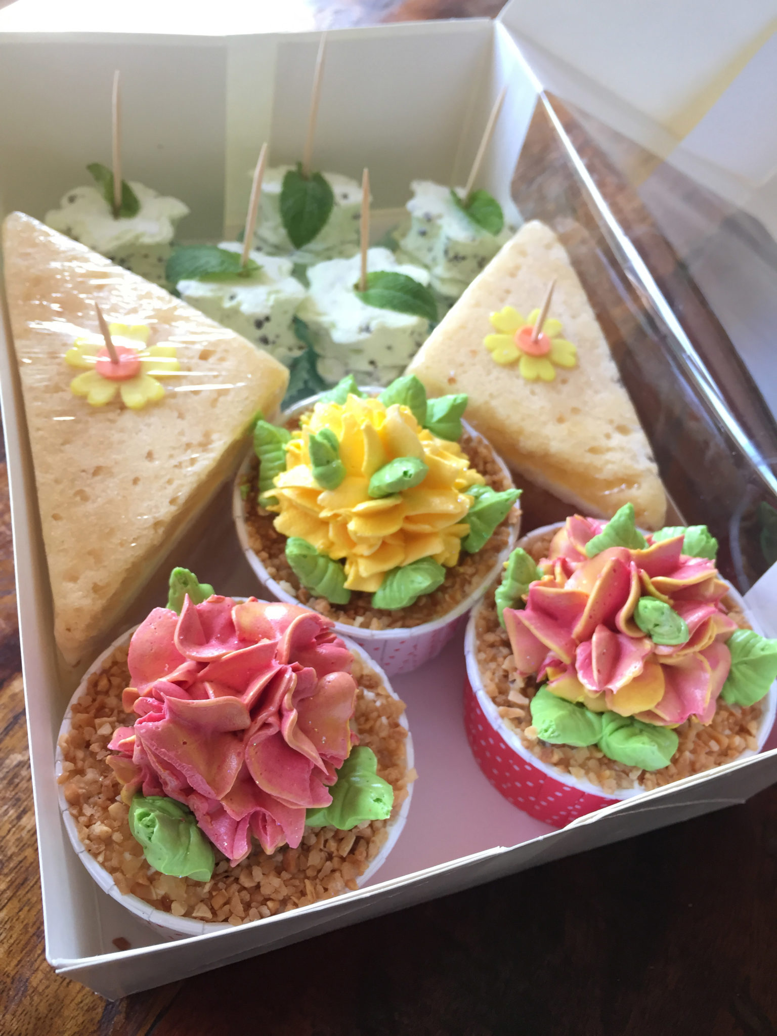 Bake it in a flat tray, sandwich and cut into triangle...the carrot cake recipe is perfect to make magical pic nic boxes with unusual dessert sandwiches